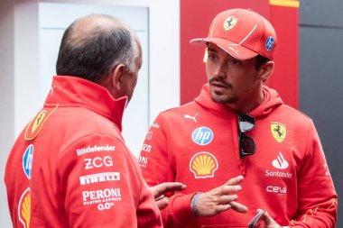 Zandvoort, Hollanda. 22-25 Ağustos 2024. Formula 1 Heineken Hollanda Grand Prix 'si. Perşembe, şoförler geliyor. Charles LECLERC, MCO, Scuderia Ferrari Takımı Müdürü Frederic Vasseur ile konuşuyor..