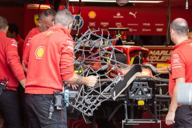 Zandvoort, Hollanda. 22-25 Ağustos 2024. Formula 1 Heineken Hollanda Grand Prix 'si. Perşembe, şoförler geliyor. Ferrari Teknisyenleri, araba üzerinde çalışıyorlar..