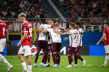 Milan, İtalya, Giuseppe Meazza Stadyumu. 17 Ağustos 2024. İtalyan Serisi A Futbol Şampiyonası. AC Milan Torino FC 'ye karşı. Torino 'nun oyuncuları, golü kutluyorlar.