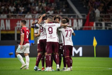 Milan, İtalya, Giuseppe Meazza Stadyumu. 17 Ağustos 2024. İtalyan Serisi A Futbol Şampiyonası. AC Milan Torino FC 'ye karşı. Torino 'nun oyuncuları, golü kutluyorlar.