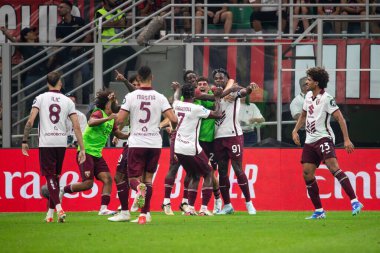 Milan, İtalya, Giuseppe Meazza Stadyumu. 17 Ağustos 2024. İtalyan Serisi A Futbol Şampiyonası. Milan, Torino FC 'ye karşı, 2-2. Duvan Zapata, Torino, takım arkadaşlarıyla skor ve kutlama, 2-0 'lık gol..