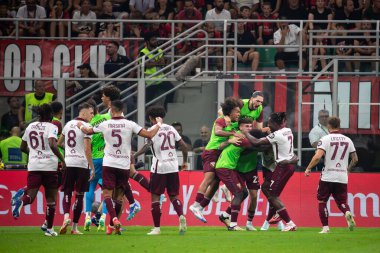 Milan, İtalya, Giuseppe Meazza Stadyumu. 17 Ağustos 2024. İtalyan Serisi A Futbol Şampiyonası. Milan, Torino FC 'ye karşı, 2-2. Duvan Zapata, Torino, takım arkadaşlarıyla skor ve kutlama, 2-0 'lık gol..