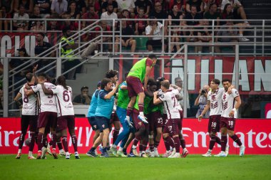 Milan, İtalya, Giuseppe Meazza Stadyumu. 17 Ağustos 2024. İtalyan Serisi A Futbol Şampiyonası. Milan, Torino FC 'ye karşı, 2-2. Duvan Zapata, Torino, takım arkadaşlarıyla skor ve kutlama, 2-0 'lık gol..