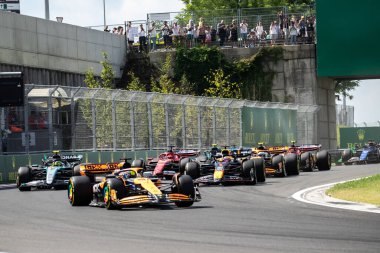 Budapeşte, Macaristan. Macar Pisti. 21 Temmuz 2024. Formula 1 Dünya Şampiyonu. Macaristan Grand Prix 'si. Yarış. Yarışın başlangıcında Oscar Piastri, Mclaren, araba grubunun lideri..
