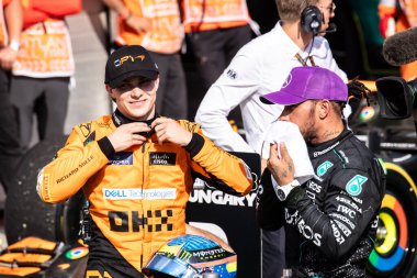 Budapeşte, Macaristan. Macar Pisti. 21 Temmuz 2024. Formula 1 Dünya Şampiyonu. Macaristan Grand Prix 'si. Yarış. 81 numara, Oscar PIASTRI, AUS, McLaren F1 Team, MCL38, Mercedes motoru, yarışın galibi Lewis Hamilton ile konuşuyor..