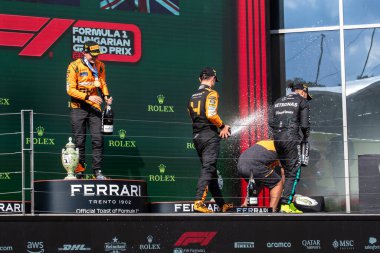 Budapeşte, Macaristan. Macar Pisti. 21 Temmuz 2024. Formula 1 Dünya Şampiyonu. Macaristan Grand Prix 'si. Yarış. 81 numara, Oscar PIASTRI, AUS, McLaren F1 Team, MCL38, Mercedes motoru, yarışın galibi, Norris ve Hamilton ile birlikte podyumda kutlama yapıyor..