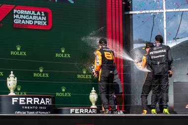 Budapeşte, Macaristan. Macar Pisti. 21 Temmuz 2024. Formula 1 Dünya Şampiyonu. Macaristan Grand Prix 'si. Yarış. 81 numara, Oscar PIASTRI, AUS, McLaren F1 Team, MCL38, Mercedes motoru, yarışın galibi, Norris ve Hamilton ile birlikte podyumda kutlama yapıyor..