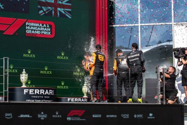 Budapeşte, Macaristan. Macar Pisti. 21 Temmuz 2024. Formula 1 Dünya Şampiyonu. Macaristan Grand Prix 'si. Yarış. 81 numara, Oscar PIASTRI, AUS, McLaren F1 Team, MCL38, Mercedes motoru, yarışın galibi, Norris ve Hamilton ile birlikte podyumda kutlama yapıyor..