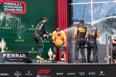 Budapeşte, Macaristan. Macar Pisti. 21 Temmuz 2024. Formula 1 Dünya Şampiyonu. Macaristan Grand Prix 'si. Yarış. 81 numara, Oscar PIASTRI, AUS, McLaren F1 Team, MCL38, Mercedes motoru, yarışın galibi, Norris ve Hamilton ile birlikte podyumda kutlama yapıyor..