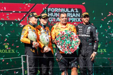 Budapeşte, Macaristan. Macar Pisti. 21 Temmuz 2024. Formula 1 Dünya Şampiyonu. Macaristan Grand Prix 'si. Yarış. 81 numara, Oscar PIASTRI, AUS, McLaren F1 Team, MCL38, Mercedes motoru, yarışın galibi, Norris ve Hamilton ile birlikte podyumda kutlama yapıyor..