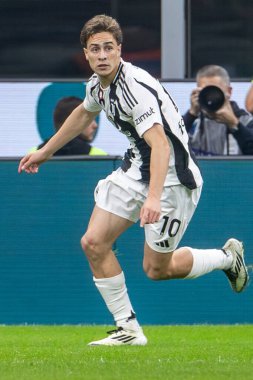 Milan, İtalya. Giuseppe Meazza Stadyumu, San Siro. 27 Ekim 2024. İtalyan EniLive Futbol Şampiyonası 2024-25. Inter, Juventus 'a karşı 4-4. Kenan Yıldız, Juventus.