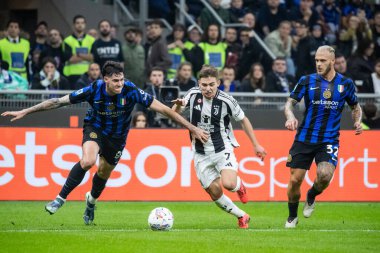 Milan, İtalya. Giuseppe Meazza Stadyumu, San Siro. 27 Ekim 2024. İtalyan EniLive Futbol Şampiyonası 2024-25. Inter, Juventus 'a karşı 4-4. Alessandro Bastoni, Inter ve Francisco Conceicao, Juventus, top için yarışın..