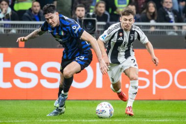 Milan, İtalya. Giuseppe Meazza Stadyumu, San Siro. 27 Ekim 2024. İtalyan EniLive Futbol Şampiyonası 2024-25. Inter, Juventus 'a karşı 4-4. Alessandro Bastoni, Inter ve Francisco Conceicao, Juventus, top için yarışın..