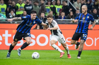 Milan, İtalya. Giuseppe Meazza Stadyumu, San Siro. 27 Ekim 2024. İtalyan EniLive Futbol Şampiyonası 2024-25. Inter, Juventus 'a karşı 4-4. Alessandro Bastoni, Inter ve Francisco Conceicao, Juventus, top için yarışın..