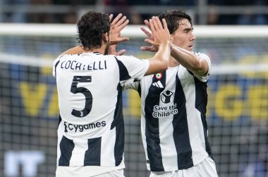 Milan, İtalya. Giuseppe Meazza Stadyumu, San Siro. 27 Ekim 2024. İtalyan EniLive Futbol Şampiyonası 2024-25. Inter, Juventus 'a karşı 4-4. Dusan Vlahoviç ve Manuel Locatelli, Juventus, golü kutluyorlar.