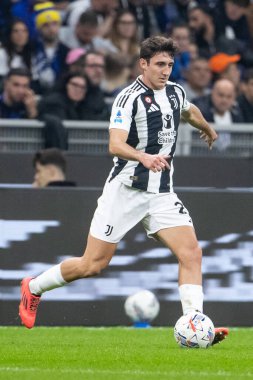 Milan, İtalya. Giuseppe Meazza Stadyumu, San Siro. 27 Ekim 2024. İtalyan EniLive Futbol Şampiyonası 2024-25. Inter, Juventus 'a karşı 4-4. Andrea Cambiaso, Juventus.