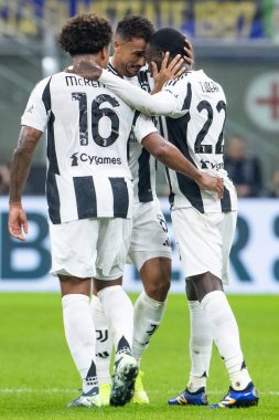 Milan, İtalya. Giuseppe Meazza Stadyumu, San Siro. 27 Ekim 2024. İtalyan EniLive Futbol Şampiyonası 2024-25. Inter, Juventus 'a karşı 4-4. Juventus oyuncuları golü kutluyor.