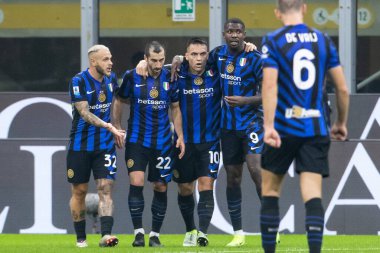 Milan, İtalya. Giuseppe Meazza Stadyumu, San Siro. 27 Ekim 2024. İtalyan EniLive Futbol Şampiyonası 2024-25. Inter, Juventus 'a karşı 4-4. Inter oyuncuları golü kutluyor.