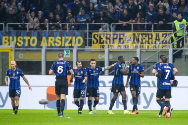 Milan, İtalya. Giuseppe Meazza Stadyumu, San Siro. 27 Ekim 2024. İtalyan EniLive Futbol Şampiyonası 2024-25. Inter, Juventus 'a karşı 4-4. Inter oyuncuları golü kutluyor.