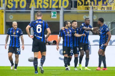 Milan, İtalya. Giuseppe Meazza Stadyumu, San Siro. 27 Ekim 2024. İtalyan EniLive Futbol Şampiyonası 2024-25. Inter, Juventus 'a karşı 4-4. Inter oyuncuları golü kutluyor.