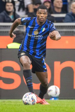 Milan, İtalya. Giuseppe Meazza Stadyumu, San Siro. 27 Ekim 2024. İtalyan EniLive Futbol Şampiyonası 2024-25. Inter, Juventus 'a karşı 4-4. Denzel Dumfries, Inter.