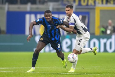 Milan, İtalya. Giuseppe Meazza Stadyumu, San Siro. 27 Ekim 2024. İtalyan EniLive Futbol Şampiyonası 2024-25. Inter, Juventus 'a karşı 4-4. Marcus Turam, Inter ve Danilo, Juventus, top için yarışın..