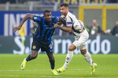Milan, İtalya. Giuseppe Meazza Stadyumu, San Siro. 27 Ekim 2024. İtalyan EniLive Futbol Şampiyonası 2024-25. Inter, Juventus 'a karşı 4-4. Marcus Turam, Inter ve Danilo, Juventus, top için yarışın..