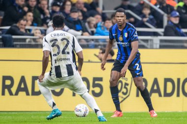 Milan, İtalya. Giuseppe Meazza Stadyumu, San Siro. 27 Ekim 2024. İtalyan EniLive Futbol Şampiyonası 2024-25. Inter, Juventus 'a karşı 4-4. Denzel Dumfries, Inter.