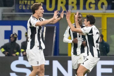 Milan, İtalya. Giuseppe Meazza Stadyumu, San Siro. 27 Ekim 2024. İtalyan EniLive Futbol Şampiyonası 2024-25. Inter, Juventus 'a karşı 4-4. Kenan Yıldız, Juventus, takım arkadaşlarıyla golü kutluyorlar..