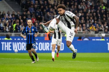Milan, İtalya. Giuseppe Meazza Stadyumu, San Siro. 27 Ekim 2024. İtalyan EniLive Futbol Şampiyonası 2024-25. Inter ve Juventus. Weston Mckennie, Juventus.
