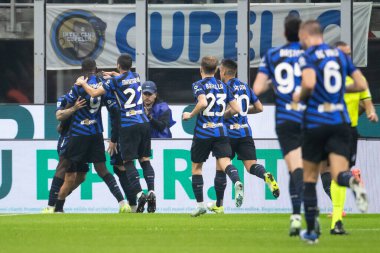 Milan, İtalya. Giuseppe Meazza Stadyumu, San Siro. 27 Ekim 2024. İtalyan EniLive Futbol Şampiyonası 2024-25. Inter ve Juventus. Inter oyuncuları golü kutluyor.