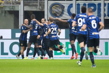 Milan, İtalya. Giuseppe Meazza Stadyumu, San Siro. 27 Ekim 2024. İtalyan EniLive Futbol Şampiyonası 2024-25. Inter ve Juventus. Inter oyuncuları golü kutluyor.
