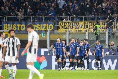 Milan, İtalya. Giuseppe Meazza Stadyumu, San Siro. 27 Ekim 2024. İtalyan EniLive Futbol Şampiyonası 2024-25. Inter ve Juventus. Inter oyuncuları golü kutluyor.