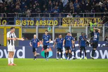 Milan, İtalya. Giuseppe Meazza Stadyumu, San Siro. 27 Ekim 2024. İtalyan EniLive Futbol Şampiyonası 2024-25. Inter ve Juventus. Inter oyuncuları golü kutluyor.