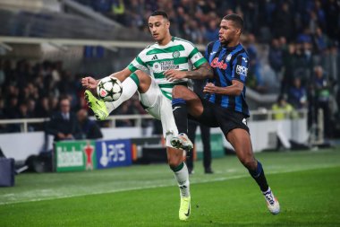 Bergamo, İtalya. 23 Ekim 2024. UEFA Şampiyonlar Ligi. Atalanta BC, Celtic FC 'ye karşı 0-0. Adam Idah, Celtic ve Isak Hien, Atalanta, top için yarışın..