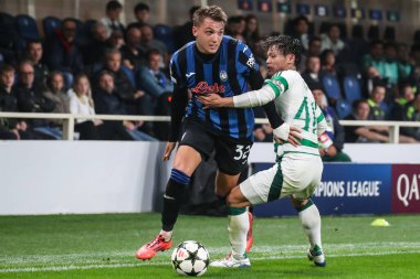 Bergamo, İtalya. 23 Ekim 2024. UEFA Şampiyonlar Ligi. Atalanta BC, Celtic FC 'ye karşı 0-0. Matero Retegui, Atalanta ve Reo Hatate, Celtic, top için yarışın..