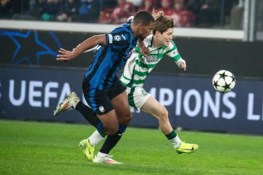Bergamo, İtalya. 23 Ekim 2024. UEFA Şampiyonlar Ligi. Atalanta BC, Celtic FC 'ye karşı 0-0. Kyogo Furuhashi, Celtic ve Isak Hien, Atalanta, top için yarışın..