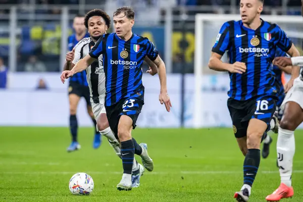 Milan, İtalya. Giuseppe Meazza Stadyumu, San Siro. 27 Ekim 2024. İtalyan EniLive Futbol Şampiyonası 2024-25. Inter, Juventus 'a karşı 4-4. Nicolo Barella, Inter..