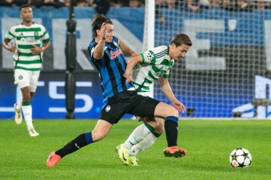 Bergamo, İtalya. 23 Ekim 2024. UEFA Şampiyonlar Ligi. Atalanta BC, Celtic FC 'ye karşı 0-0. Marten De Roon, Atalanta ve Daizen Maeda, Celtic, top için yarışıyorlar..