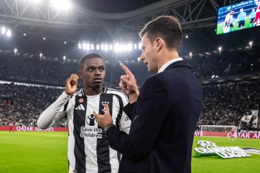 Torino, İtalya. 22 Ekim 2024. UEFa Şampiyonlar Ligi 2024-25. Juventus, VfB Stuttgart 'a karşı 0-1. Thiago Motta, Koç Juventus, Pierre Kalulu ile konuşuyor..
