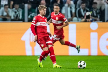 Torino, İtalya. 22 Ekim 2024. UEFa Şampiyonlar Ligi 2024-25. Juventus, VfB Stuttgart 'a karşı 0-1. Maximilian Mittelstadt ve Weston Mckennie, top için yarışın..