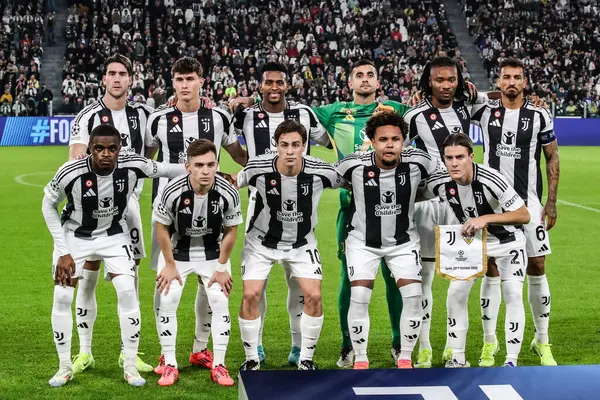 Torino, İtalya. 22 Ekim 2024. UEFa Şampiyonlar Ligi 2024-25. Juventus, VfB Stuttgart 'a karşı 0-1. Takım fotoğrafı Juventus maçın başında.