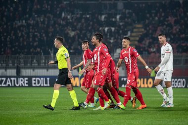 Monza, İtalya. 02-11-2024. U-Power Stadyumu. İtalyan Serisi A futbol şampiyonası 2024-25. Monza Milan 'a karşı 0-1. Gol iptali sonrasında Monza oyuncularının protestoları.