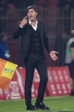 Monza, İtalya. 02-11-2024. U-Power Stadyumu. İtalyan Serisi A futbol şampiyonası 2024-25. Monza Milan 'a karşı 0-1. Paulo Fonseca, antrenör Milan, maç boyunca gergin..