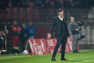 Monza, İtalya. 02-11-2024. U-Power Stadyumu. İtalyan Serisi A futbol şampiyonası 2024-25. Monza Milan 'a karşı 0-1. Paulo Fonseca, antrenör Milan, maç boyunca gergin..