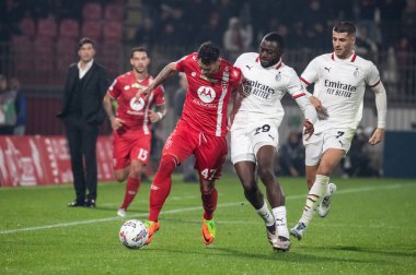 Monza, İtalya. 02-11-2024. U-Power Stadyumu. İtalyan Serisi A futbol şampiyonası 2024-25. Monza Milan 'a karşı 0-1. Dany Mota, Monza ve Youssouff Fofana, Milan, top için yarışın..