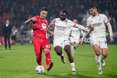Monza, İtalya. 02-11-2024. U-Power Stadyumu. İtalyan Serisi A futbol şampiyonası 2024-25. Monza Milan 'a karşı 0-1. Dany Mota, Monza ve Youssouff Fofana, Milan, top için yarışın..