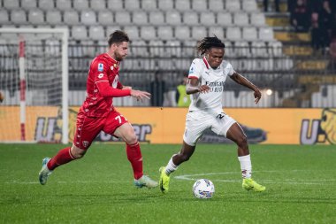 Monza, İtalya. 02-11-2024. U-Power Stadyumu. İtalyan Serisi A futbol şampiyonası 2024-25. Monza Milan 'a karşı 0-1. Samuel Chukwueze, Milan ve Georgios Kyriakopoulos, Monza, top için yarışın..