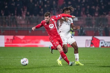 Monza, İtalya. 02-11-2024. U-Power Stadyumu. İtalyan Serisi A futbol şampiyonası 2024-25. Monza Milan 'a karşı 0-1. Samuel Chukwueze, Milan ve Georgios Kyriakopoulos, Monza, top için yarışın..