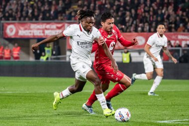 Monza, İtalya. 02-11-2024. U-Power Stadyumu. İtalyan Serisi A futbol şampiyonası 2024-25. Monza Milan 'a karşı 0-1. Samuel Chukwueze, Milan ve Andrea Carboni, Monza, top için yarışın..